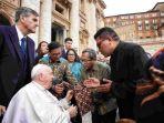 Paus-Fransiskus-menerima-batik-Ceplok.jpg