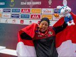 Pebalap-sepeda-putri-asal-Sumut-Dara-Latifah-berpose-usai-meraih-medali-emas.jpg