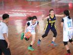 Pebasket-putri-5x5-SMAN-2-Medan-putih-berupaya-melewati-pebasket-putri.jpg