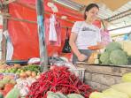 Pedagang-Cabai-Elsa-Dayani-saat-melayani-pembeli-di-Pasar.jpg