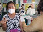 Pelaksanaan-vaksinasi-booster-untuk-lansia-di-Puskesmas-Padang-Bulan-Selayang.jpg