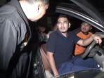 Pelaku-AH-tengah-pelaku-IM-kanan-ketika-ditangkap-polisi-usai-merampok.jpg