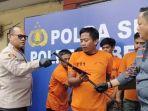 Pelaku-Eko-Junedi-menunjukkan-linggis-yang-dipakai-membobol-rumah.jpg