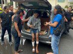 Pelaku-MAJ-terlihat-menahan-sakit-usai-kedua-kakinya-ditembak-polisi.jpg