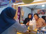 Pelaku-UMKM-sedang-melakukan-transaksi-pembayaran-menggunakan-Qris.jpg