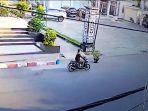 Pelaku-pencurian-sepeda-motor-Honda-Beat-di-Taman-Bunga-terekam-CCTV-Dinas-Perpustakaan.jpg