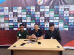 Pelatih-PSMS-Medan-I-Putu-Gede-tengah-didampingi-pemain-Martua-Sandeni-Sidabutar-kiri.jpg