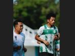 Pelatih-fisik-PSMS-Medan-Ruly-Hidayansyah-bersama-pemain-Saddam-Hi-Tenang.jpg