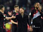 Pelatih-kepala-Bayer-Leverkusen-asal-Spanyol-Xabi-Alonso-tengah.jpg