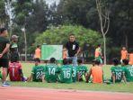 Pelatih-kepala-tim-sepakbola-putra-Sumut-Ridwan-Saragih-memberikan-arahan1.jpg
