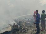 Pemadam-melakukan-pemadaman-terhadap-enam-unit-rumah-yang-ludes-terbakar-di-Jalan-Mararusli.jpg