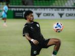 Pemain-PSMS-Medan-Ari-Maring-saat-pemanasan-di-Stadion.jpg