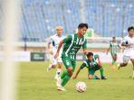 Pemain-PSMS-Medan-Ichsan-Chan-menggiring-bola-ke-arah-pertahanan-PSKC.jpg
