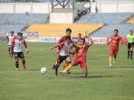 Pemain-Sada-Sumut-baju-putih-berupaya-menguasai-bola-dari-tim-lawan.jpg