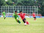 Pemain-Sumut-United-FC-merah-melewati-adangan-pemain-Persipasi.jpg