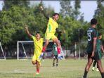 Pemain-tim-Tim-sepakbola-putra-Sumatra-Utara-Nico-Fernando-Kiri-Kuning1.jpg