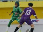 Pemain-tim-futsal-tim-putri-wakil-Sumut-Unimed-Woman-FC-kiri-berebut-bola.jpg