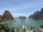 Pemandangan-di-Pulau-Tip-Top-Ha-Long-Bay-Vietnam.jpg