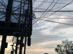 Penampakan-kabel-yang-berserakan-di-Jalan-William-Iskandar.jpg