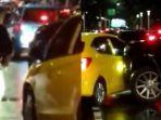 Pengemudi-Fortuner-tabrak-mobil-pengendara-taksi-online_Viral-Tabrakan_.jpg