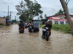 Pengendara-Dorong-Kendaraan-Terimbas-Banjir-di-Sergai.jpg