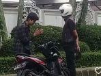 Pengendara-Motor-Kejang-kejang-Setelah-Dihajar-Pria-Berhelm.jpg