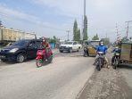 Pengendara-yang-melintas-di-dekat-rel-kereta-api-Jalinsum-kawasan-Desa-Pagar-Jati-Lubukpakam.jpg
