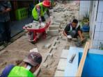 Pengerjaan-pemasangan-paving-block-di-Jalan-Gurila-Gang-Ulung.jpg