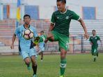 Penggawa-PSMS-Arif-Suyono-jersey-hijau-berebut-bola-saat-ujicoba-PSMS.jpg