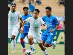 Penggawa-PSMS-Medan-M-Rifai-melewati-adangan-pemain-PSPS-Pekanbaru.jpg