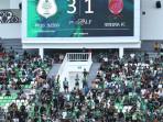 Penggawa-Sriwijaya-FC-memandang-layar-skor-yang-berada.jpg