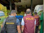 Penggerebekan-Gudang-pakaian-bekas-Senin-2032023.jpg