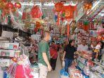 Pengunjung-Toko-Acai-Jaya-saat-sibuk-memilih-pernak-pernik-kebutuhan-perayaan-Natal.jpg