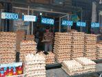 Penjual-telur-ayam-di-Pasar-Kampung-Lalang-Medan.jpg