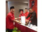 Penyerahan-SK-Pengurus-Pimpinan-DPC-PDIP-kepada-Iman-Irdian-Saragih.jpg
