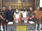 Penyerahan-Uang-Restitusi-Kepada-Keluarga-Korban-Kerangkeng-Manusia.jpg
