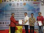 Penyerahan-piagam-penghargaan-kepada-Lembaga-Tionghoa-yang-terliba.jpg