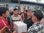 Penyerahan-potongan-tangan-dari-pihak-keluarga-sopir-dump-truk.jpg