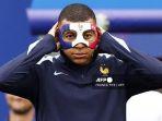 Penyerang-Prancis-10-Kylian-Mbappe-mengenakan-masker.jpg