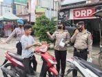 Personel-Polres-Humbahas-bagi-masker-ke-warga.jpg