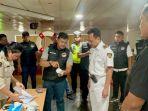 Personel-Polres-Pelabuhan-Belawan-melakukan-tes-urine-terhadap-awak-kapal.jpg