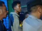 Personel-Polsek-Binjai-Barat-saat-mengamankan-remaja-yang-diteriaki-warga-geng-motor.jpg