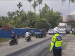 Personel-Polsek-Pancurbatu-melakukan-pengaturan-lalulintas-di-lokasi-aksi-dem.jpg