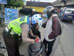Personel-polisi-saat-melakukan-tilang-teguran-kepada-pelanggar-lalu-lintas.jpg