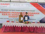 Perwakilan-Sharp-dan-Perwakilan-SMKN-1-Blitar-menunjukan-penandatanganan-kerja-sama.jpg