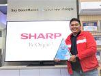 Perwakilan-Sharp-mengengam-penghargaan-digital-marketing-awards.jpg