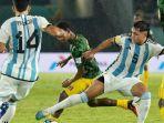 Pesepak-bola-Argentina-Mariano-Gerez-kedua-kanan-merebut-bola-dari-pesepak-bola-Mali.jpg