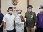 Petugas-BBKSDA-Sumut-dan-polisi-saat-menunjukkan-bayi-orangutan.jpg
