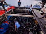 Petugas-Bea-Cukai-Teluk-Nibung-amankan-satu-buah-kapal-yang-membawa-ribuan-ban-motor_.jpg