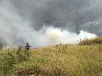 Petugas-Berusaha-Padamkan-Karhutan-SMA-1-Harian.jpg